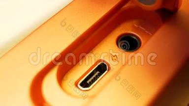 无线便携式橙色扬声器的微型USB端口